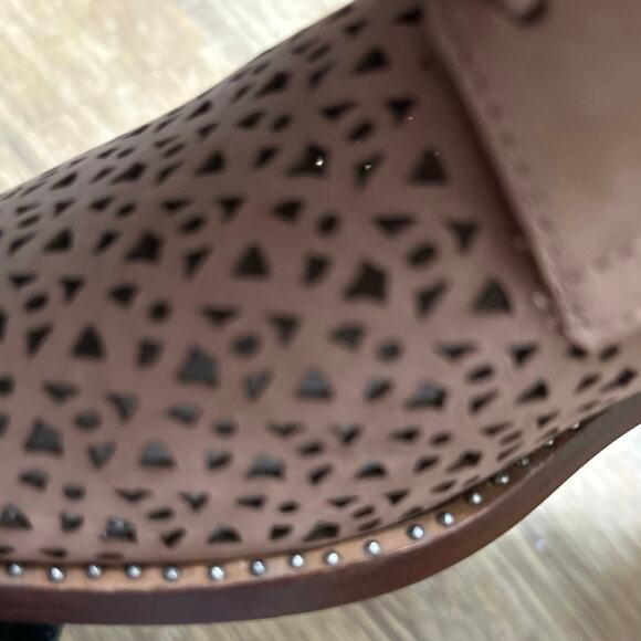Vince Camuto Lesta Tan Perforated Leather Lace Up Studded Oxford Loafer Size 8 - Picture 9 of 12